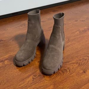 Steve Madden Hutch Taupe Suede. Size 8.5